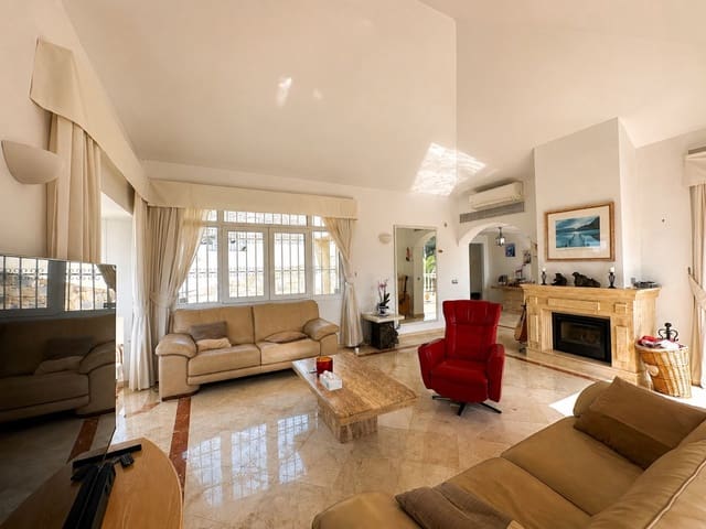 3 bedroom Villa for sale in Calahonda, Mijas with pool garage - € 995,000 (Ref: 9969012)