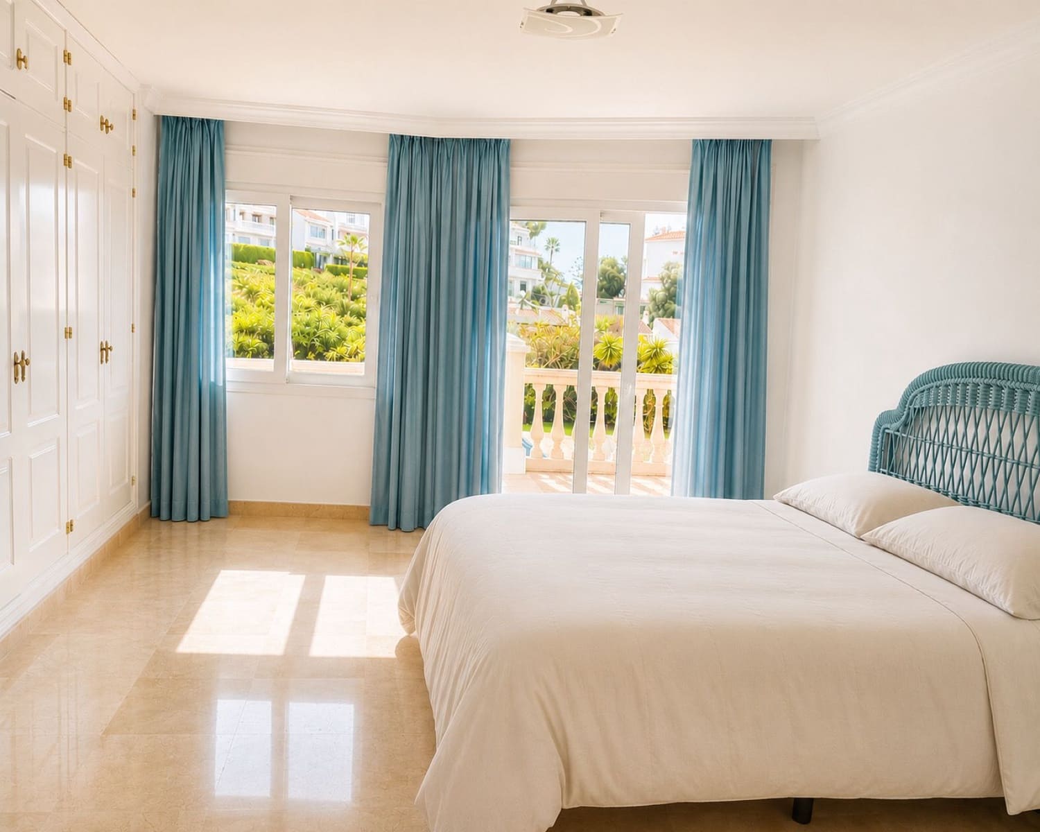 3 bedroom Villa for sale in Calahonda with pool garage - € 995,000 (Ref: 9969012)