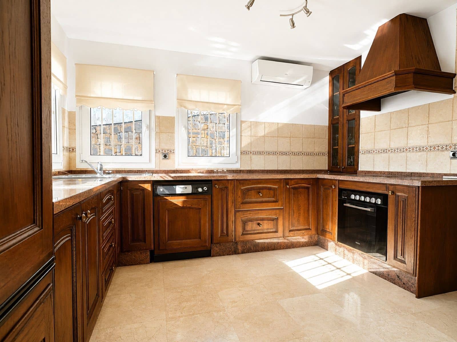 3 bedroom Villa for sale in Calahonda with pool garage - € 995,000 (Ref: 9969012)