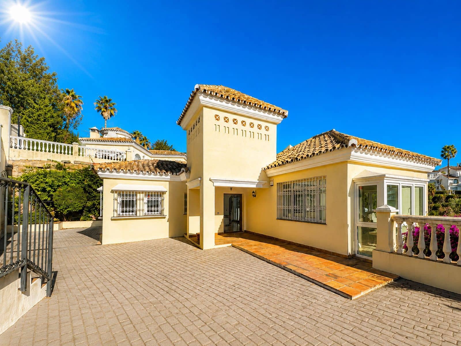 3 bedroom Villa for sale in Calahonda with pool garage - € 995,000 (Ref: 9969012)