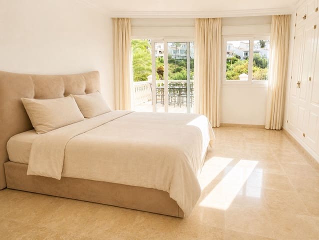 3 bedroom Villa for sale in Calahonda, Mijas with pool garage - € 995,000 (Ref: 9969012)