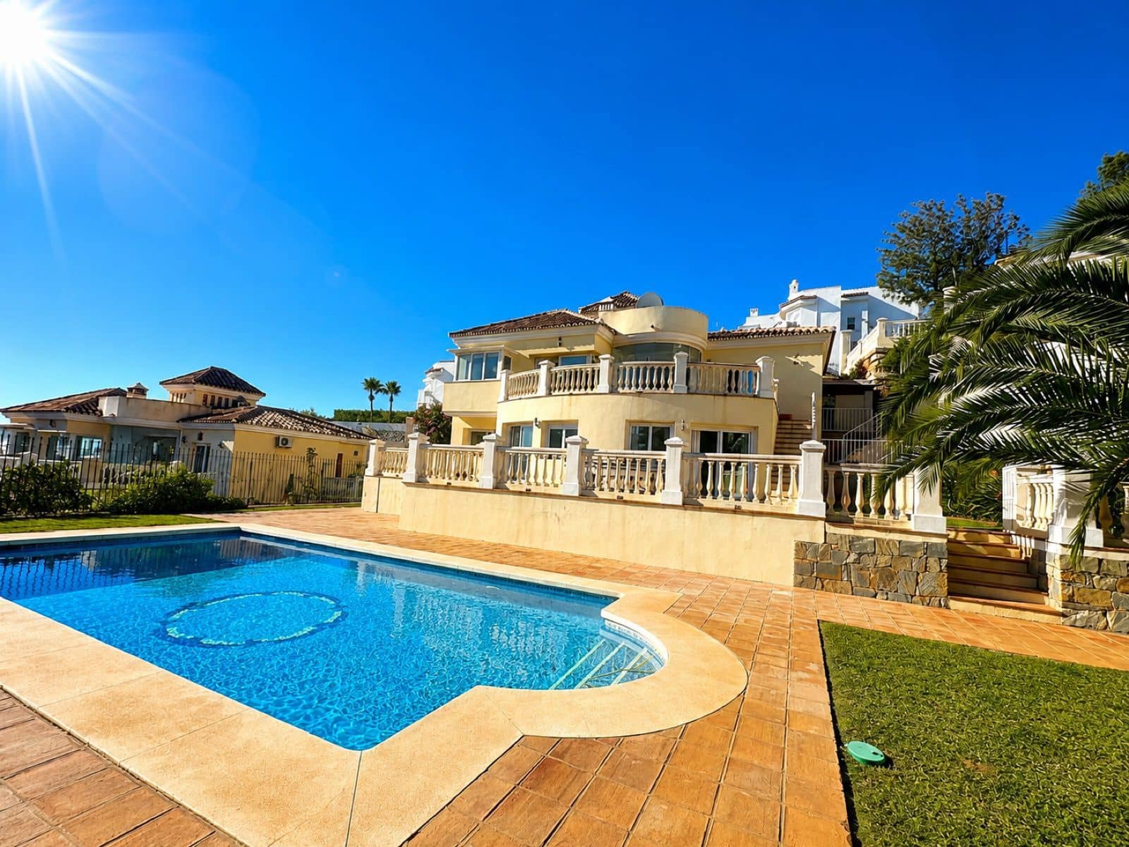 3 bedroom Villa for sale in Calahonda with pool garage - € 995,000 (Ref: 9969012)