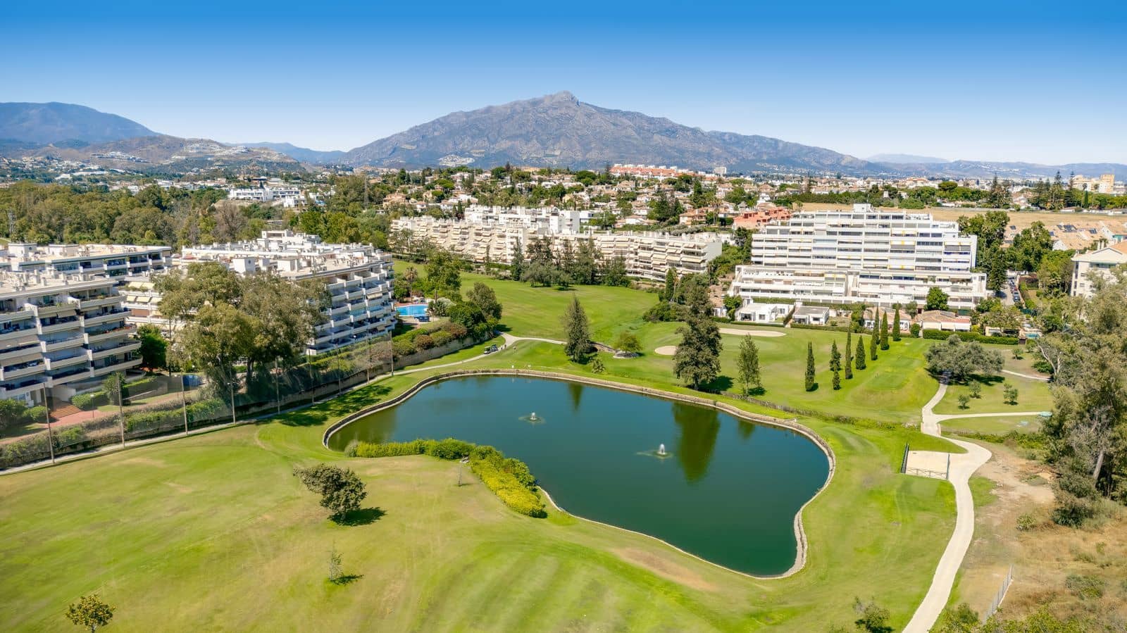 2 bedroom Apartment for sale in Guadalmina with pool garage - € 449,000 (Ref: 9989815)