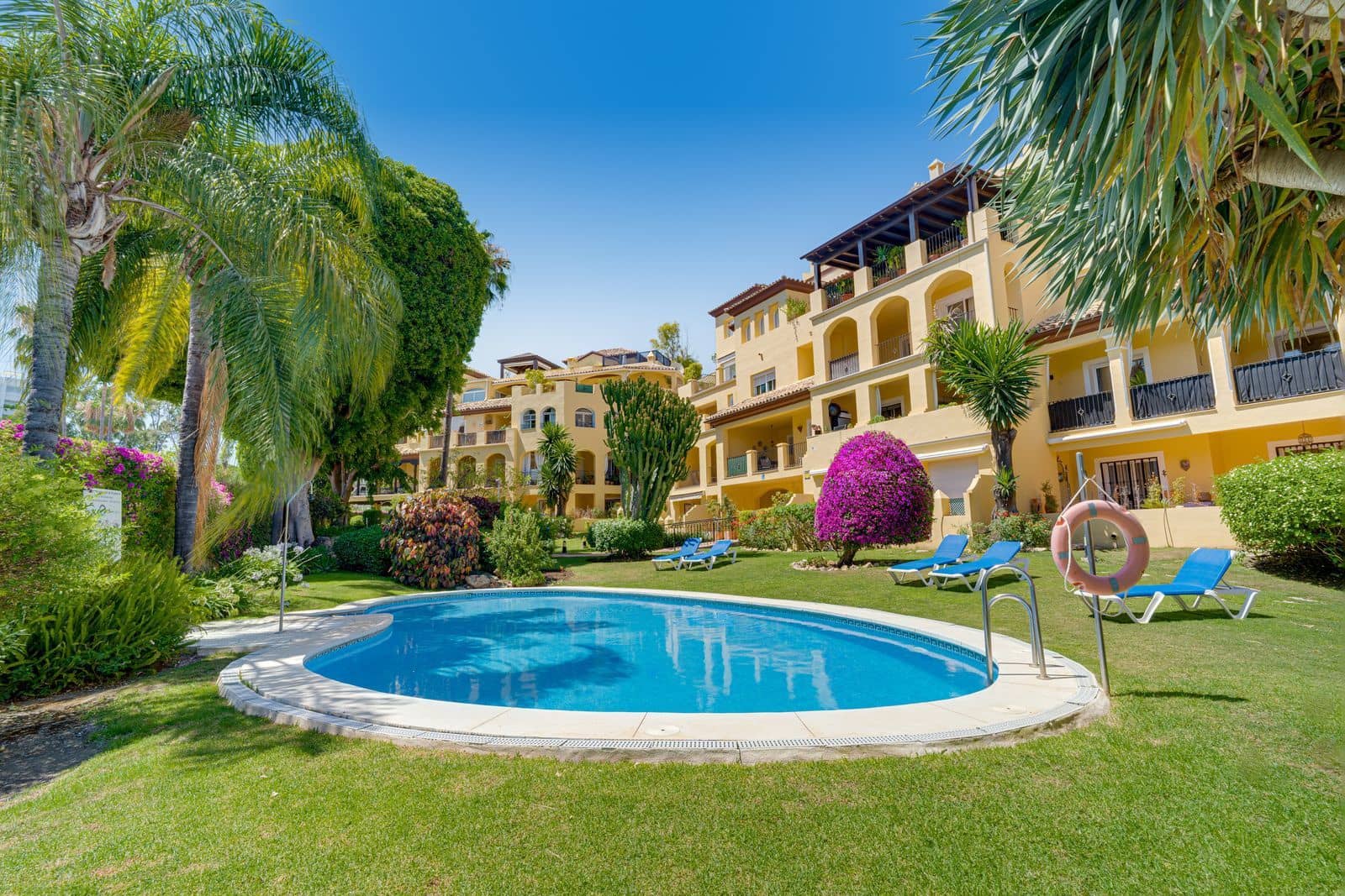 2 bedroom Apartment for sale in Guadalmina with pool garage - € 449,000 (Ref: 9989815)