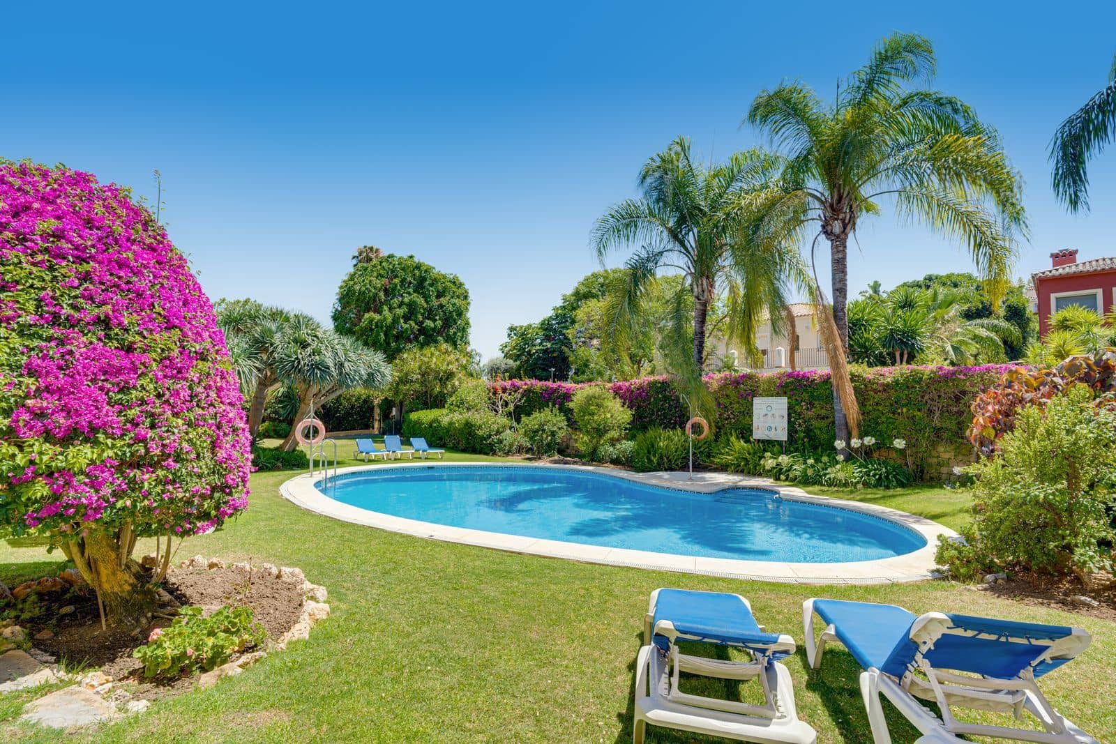 2 bedroom Apartment for sale in Guadalmina with pool garage - € 449,000 (Ref: 9989815)