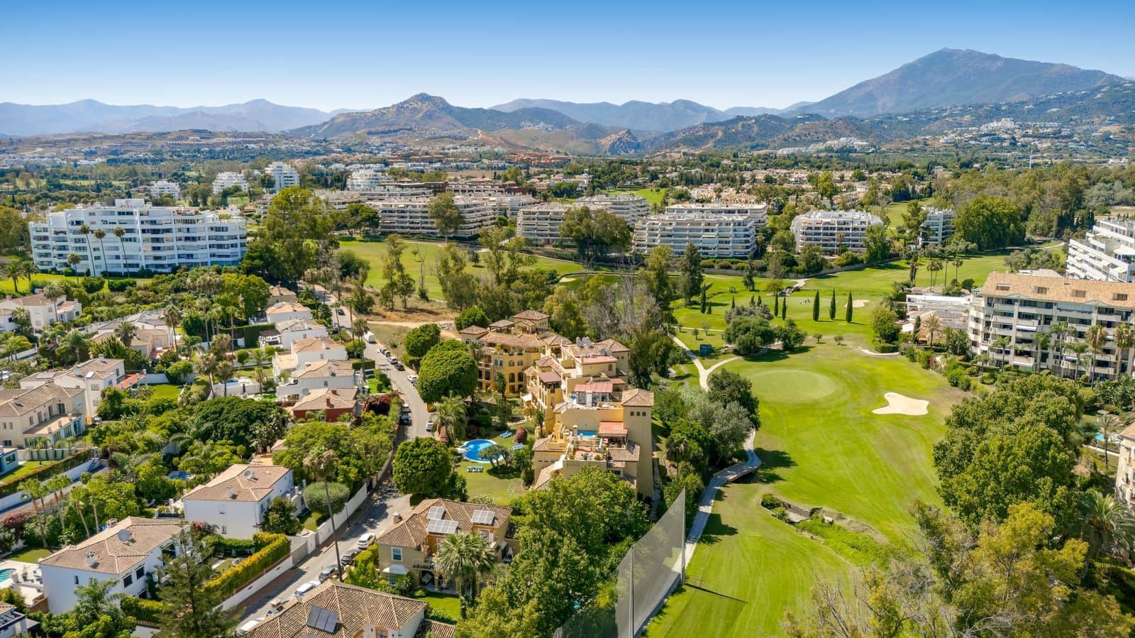 2 bedroom Apartment for sale in Guadalmina with pool garage - € 449,000 (Ref: 9989815)