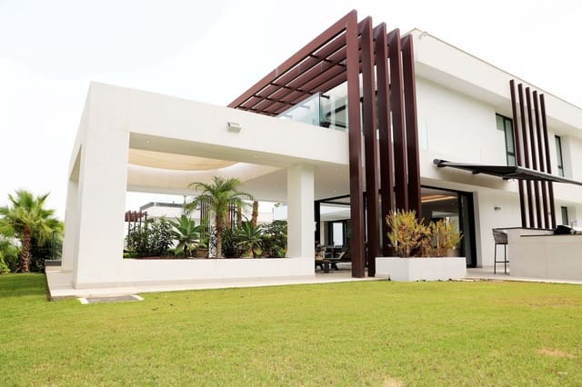 Chalet de 5 habitaciones en New Golden Mile, Estepona en venta con piscina garaje - 2.695.000 € (Ref: 9996263)