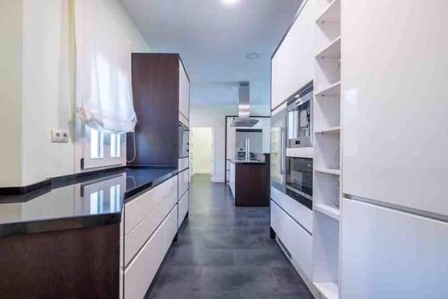 Chalet de 6 habitaciones en Sotogrande Alto, San Roque en venta con piscina garaje - 1.924.000 € (Ref: 9996270)