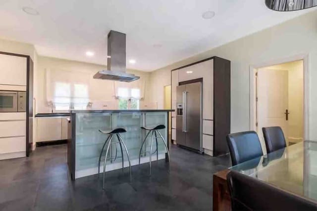 Chalet de 6 habitaciones en Sotogrande Alto, San Roque en venta con piscina garaje - 1.924.000 € (Ref: 9996270)
