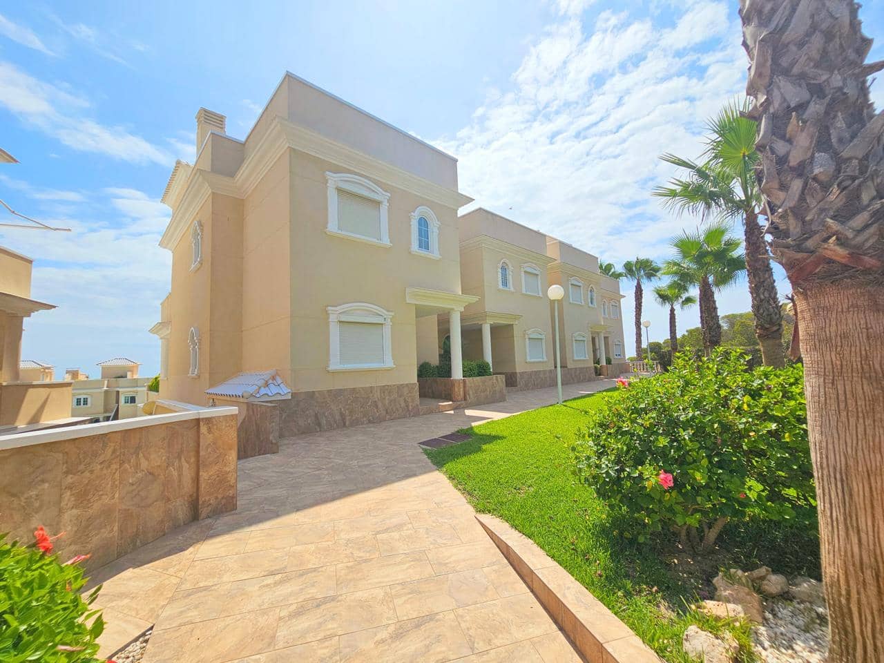 3 makuuhuone Huvila myytävänä paikassa Guardamar del Segura mukana uima-altaan 
autotalli - 399 990 € (Ref: 9403607)