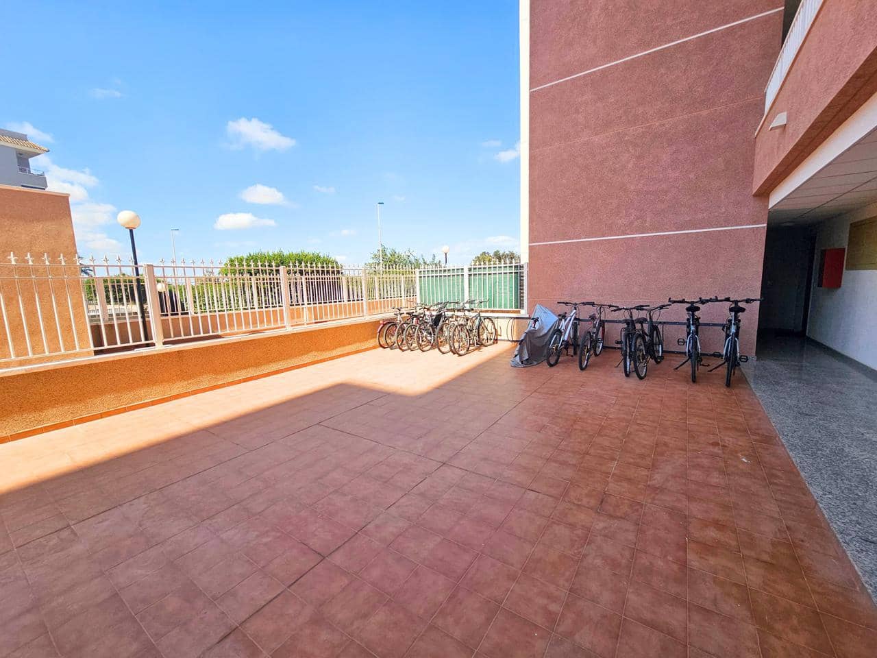 Appartement de 2 chambres à louer à Guardamar del Segura avec piscine garage - 900 € (Ref: 9403610)