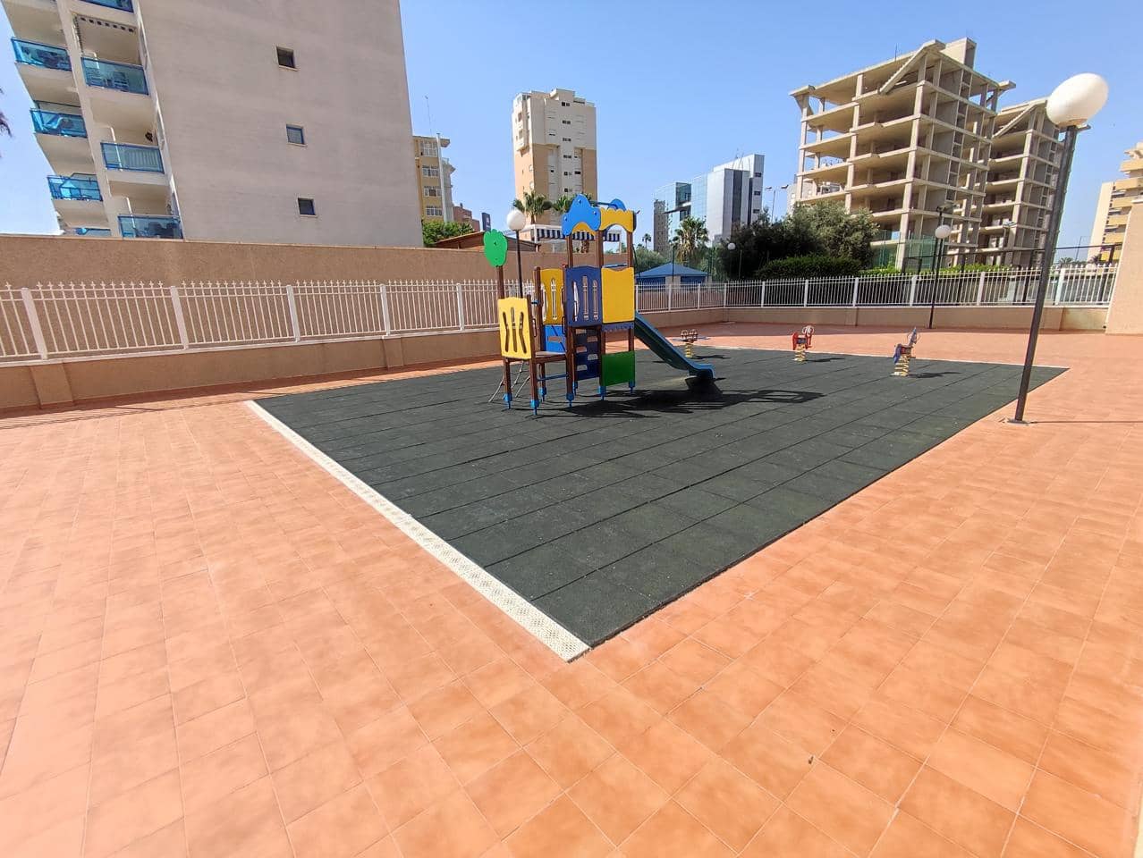 Appartement de 2 chambres à louer à Guardamar del Segura avec piscine garage - 900 € (Ref: 9403610)