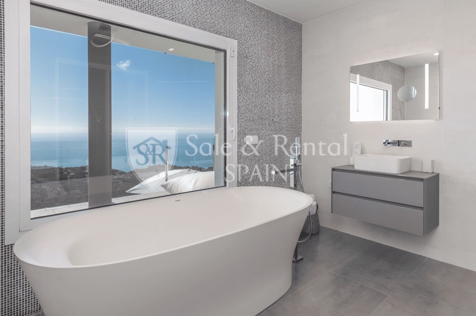 3 slaapkamer Villa te koop in Lloret de Mar met zwembad garage - € 1.250.000 (Ref: 10002568)