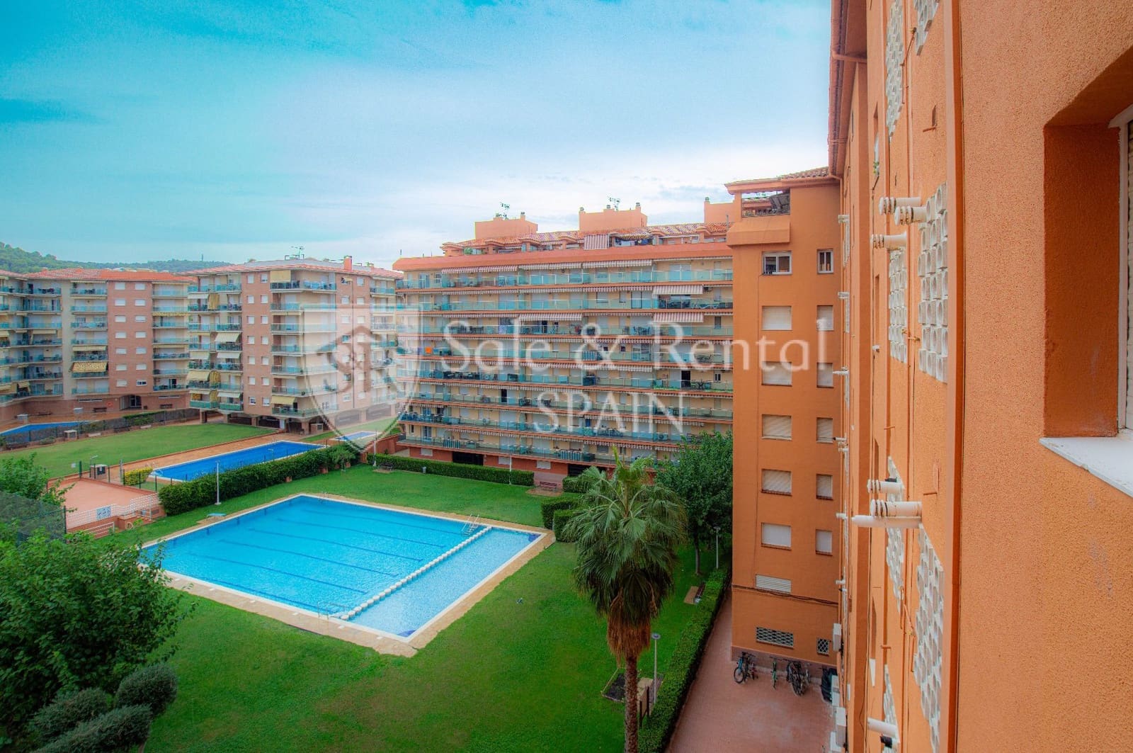 3 bedroom Flat for sale in Santa Susanna with pool garage - € 220,000 (Ref: 10131115)