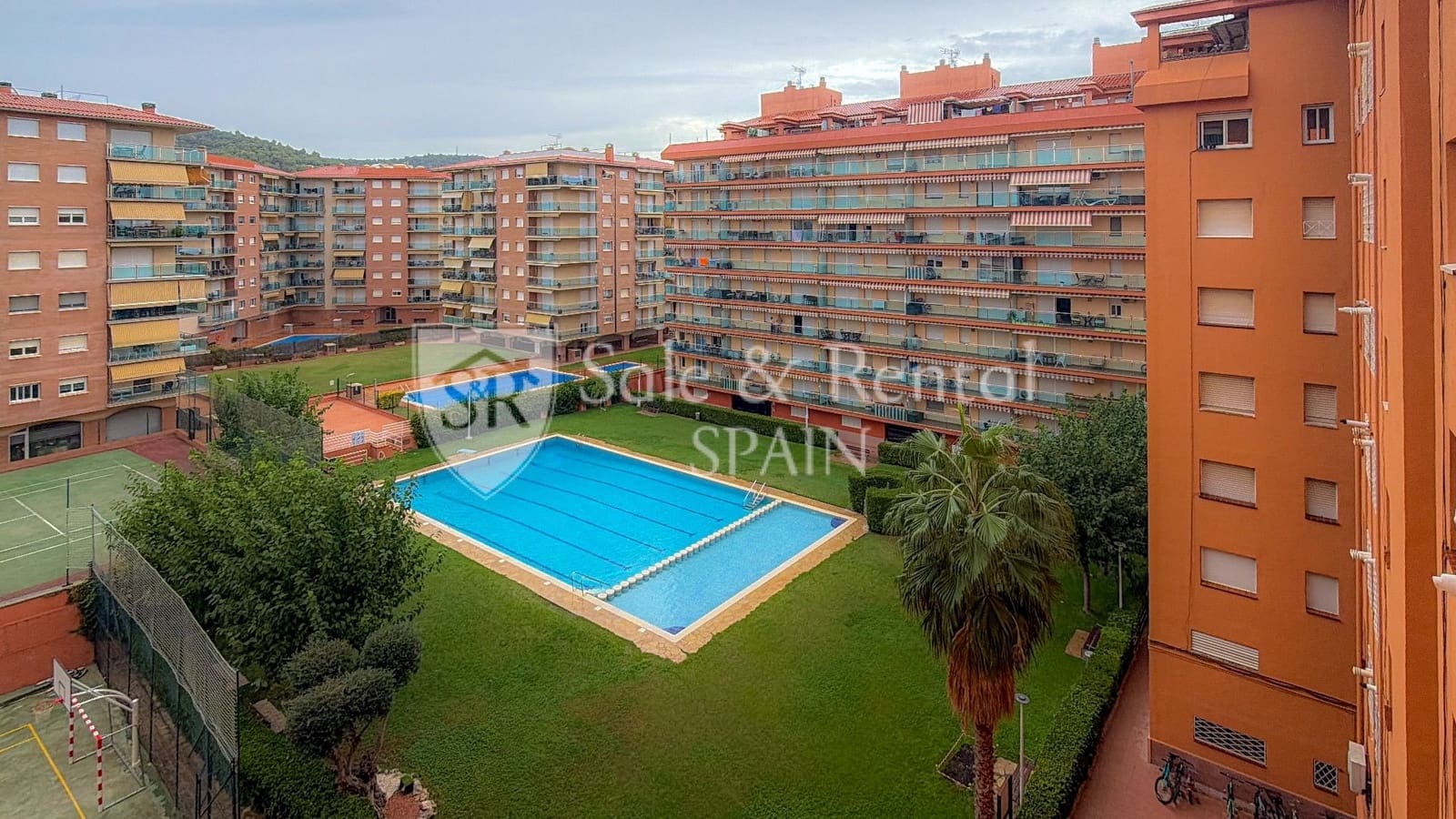 3 bedroom Flat for sale in Santa Susanna with pool garage - € 220,000 (Ref: 10131115)