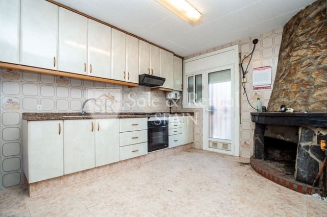 4 soverom Kjedet enebolig til salgs i Blanes med garasje - € 449 000 (Ref: 10157176)