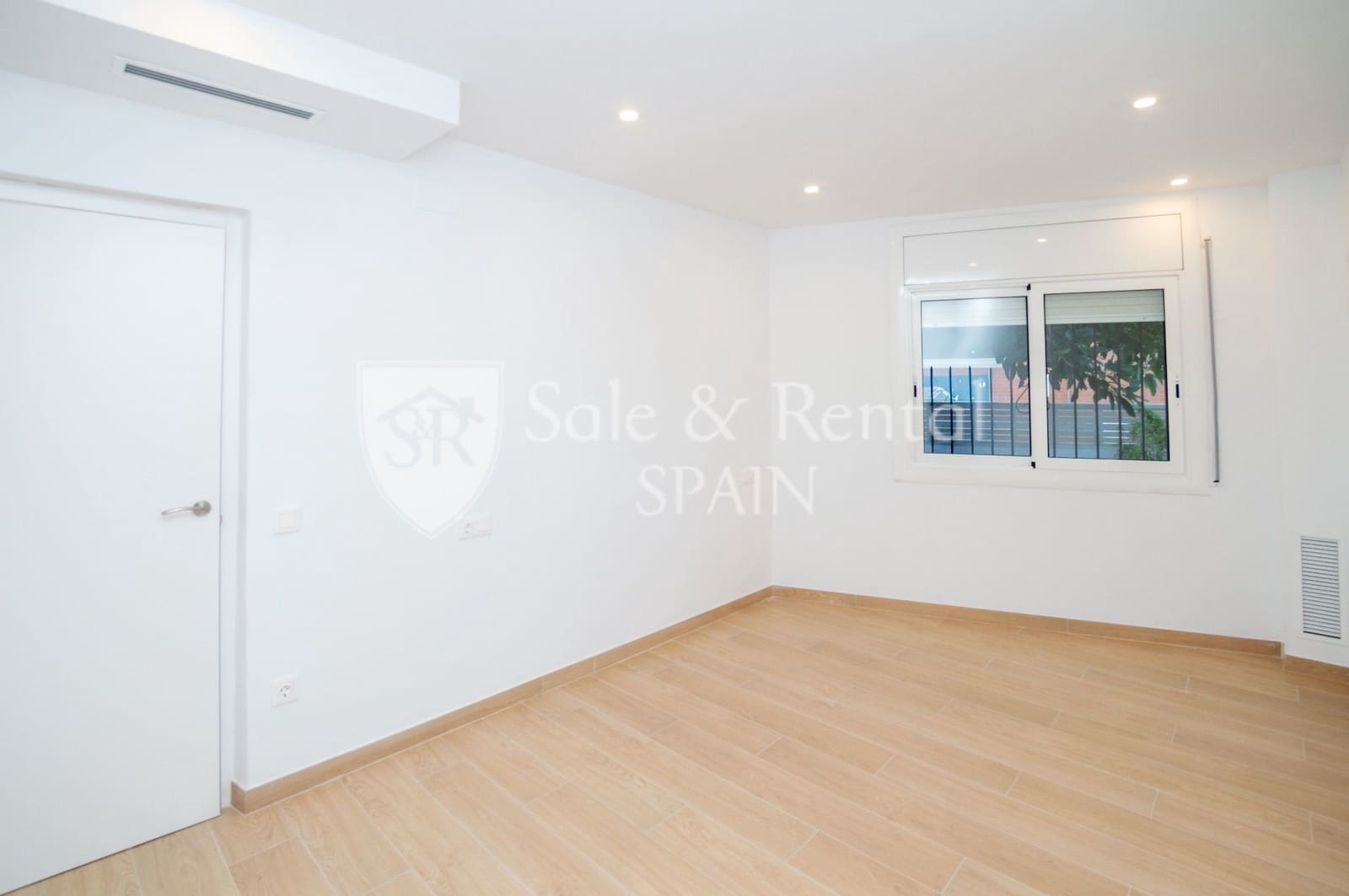 3 soverom Kjedet enebolig til salgs i Blanes med garasje - € 299 000 (Ref: 10157177)