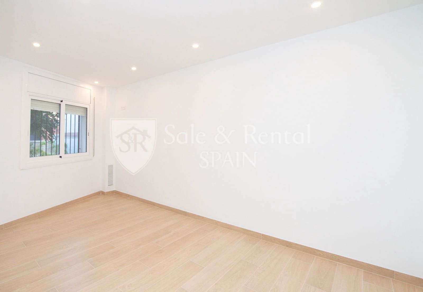 3 soverom Kjedet enebolig til salgs i Blanes med garasje - € 299 000 (Ref: 10157177)