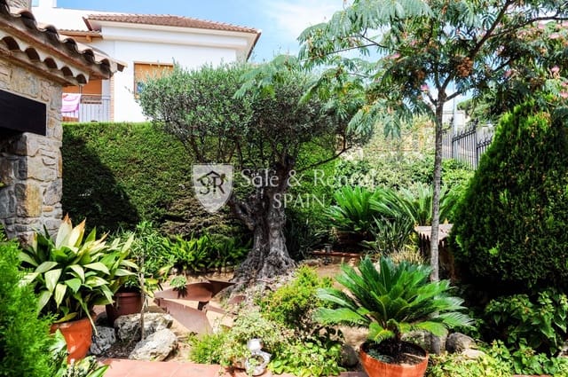 4 bedroom Villa for sale in Blanes with pool garage - € 800,000 (Ref: 6019586)