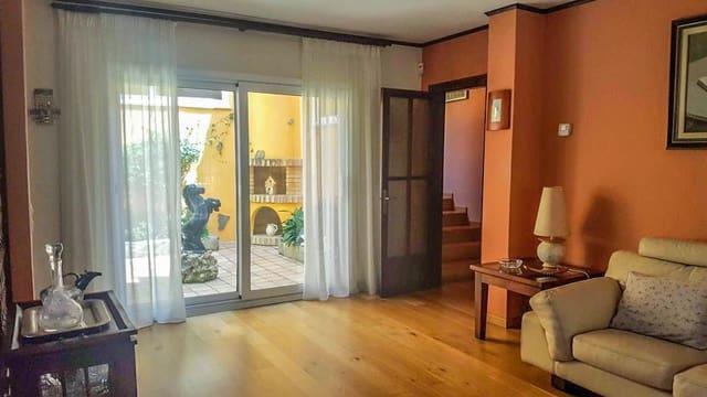 Chalet de 8 habitaciones en Canyelles, Lloret de Mar en venta con piscina garaje - 580.000 € (Ref: 6837957)