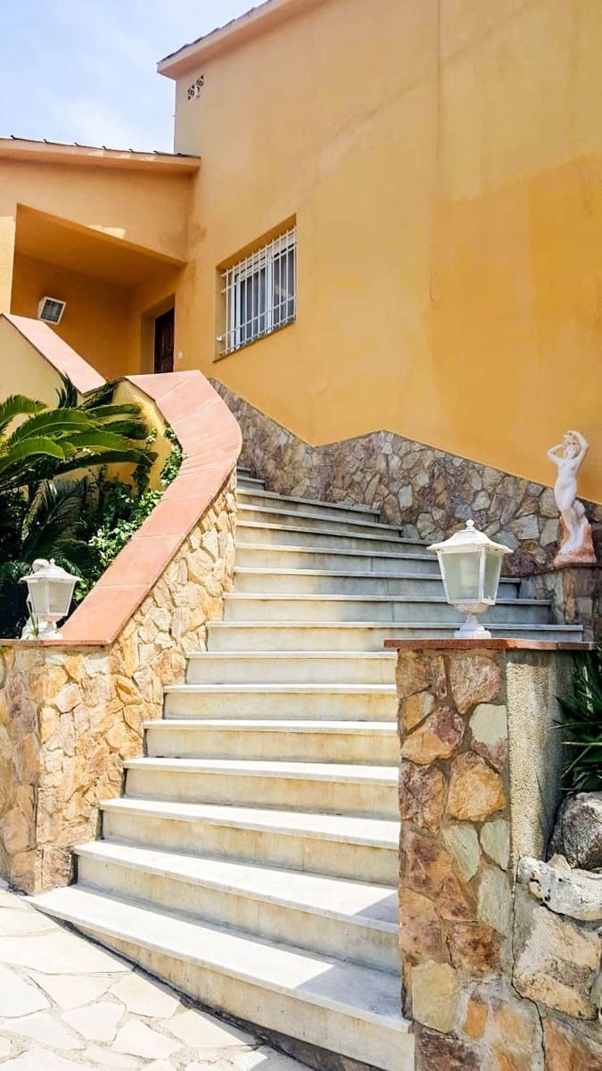 8 slaapkamer Villa te koop in Lloret de Mar met zwembad garage - € 580.000 (Ref: 6837957)