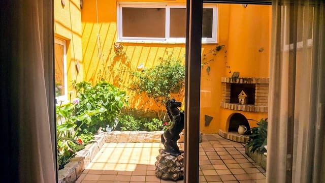 Chalet de 8 habitaciones en Canyelles, Lloret de Mar en venta con piscina garaje - 580.000 € (Ref: 6837957)