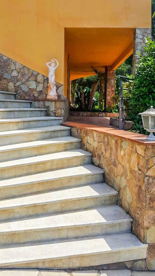 8 slaapkamer Villa te koop in Lloret de Mar met zwembad garage - € 580.000 (Ref: 6837957)