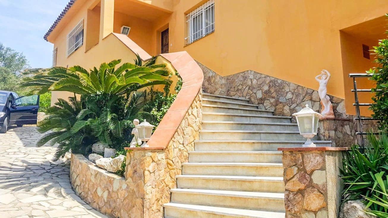 8 slaapkamer Villa te koop in Lloret de Mar met zwembad garage - € 580.000 (Ref: 6837957)