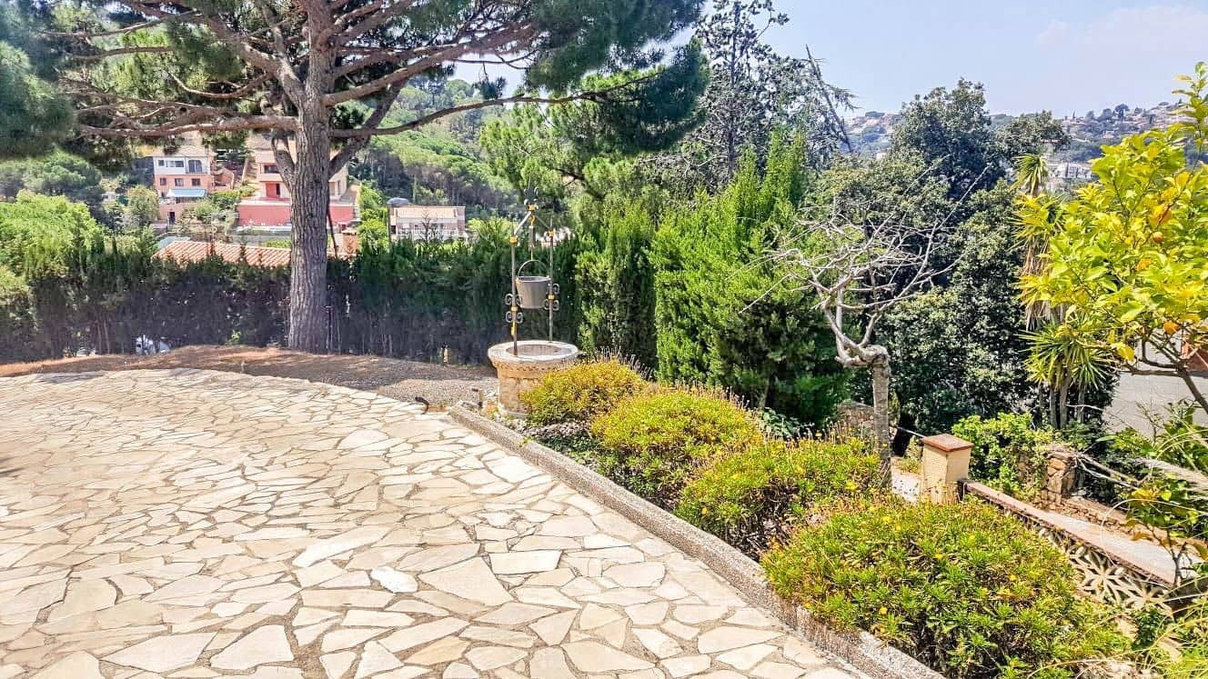 8 slaapkamer Villa te koop in Lloret de Mar met zwembad garage - € 580.000 (Ref: 6837957)