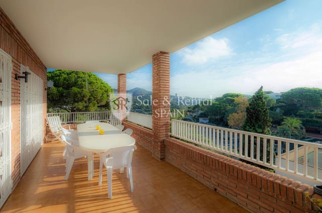 7 bedroom Villa for sale in Canyelles, Lloret de Mar with pool garage - € 490,000 (Ref: 7149431)