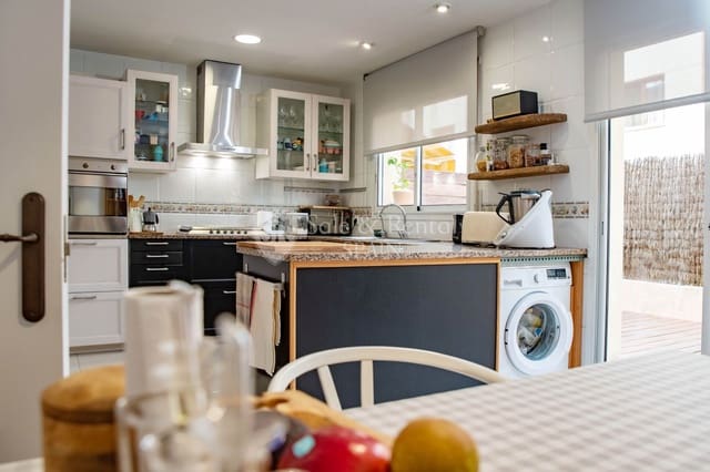 4 bedroom Semi-detached Villa for sale in Fenals, Lloret de Mar with pool garage - € 625,000 (Ref: 7515632)