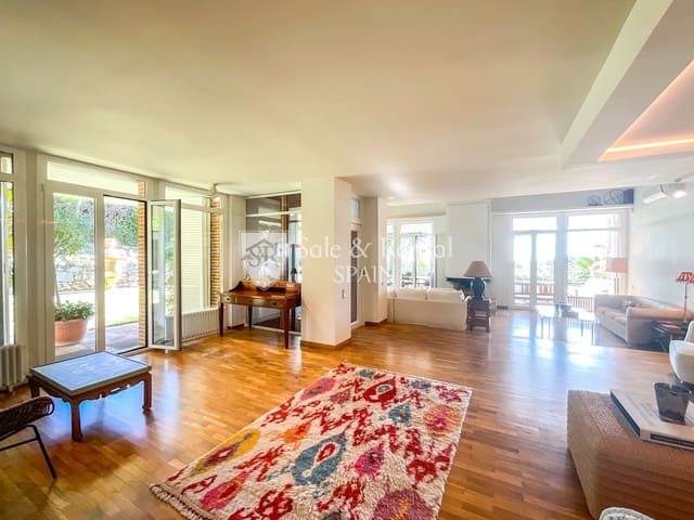 4 makuuhuone Huvila myytävänä paikassa Sant Vicenç de Montalt mukana uima-altaan 
autotalli - 1 690 000 € (Ref: 8030919)