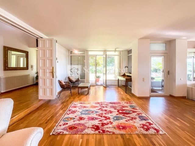 4 makuuhuone Huvila myytävänä paikassa Sant Vicenç de Montalt mukana uima-altaan 
autotalli - 1 690 000 € (Ref: 8030919)