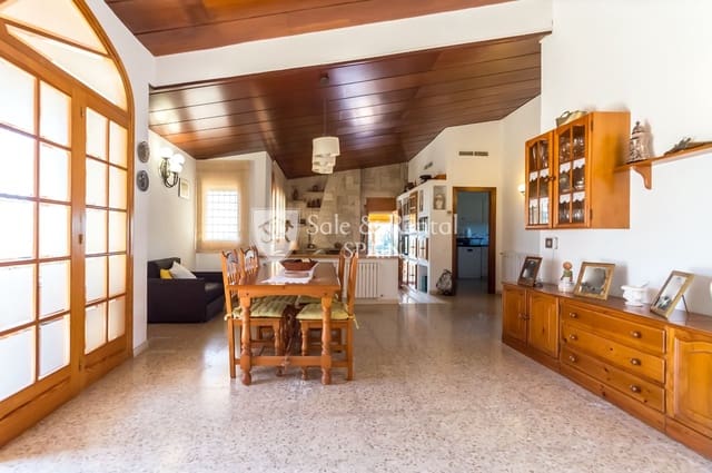 4 bedroom Villa for sale in Santa Susanna with pool garage - € 710,000 (Ref: 8145258)