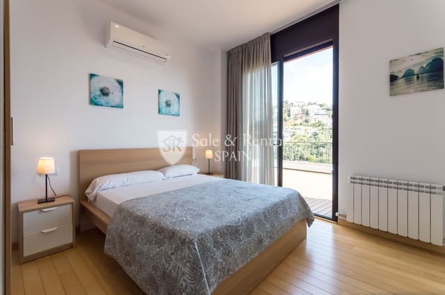 5 bedroom Villa for sale in Santa Susanna with garage - € 756,000 (Ref: 8176662)