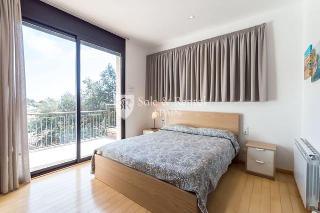 5 bedroom Villa for sale in Santa Susanna with garage - € 756,000 (Ref: 8176662)