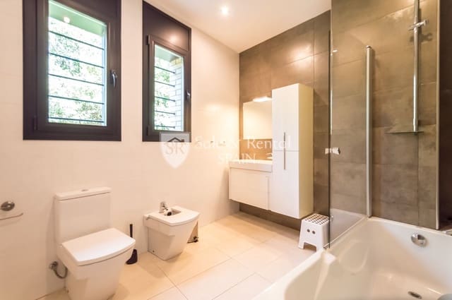 6 bedroom Villa for sale in Santa Susanna with pool garage - € 765,000 (Ref: 8187233)