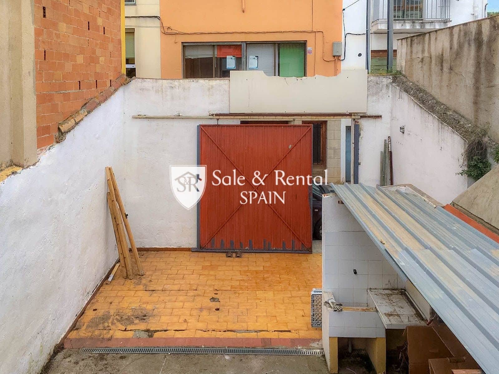 5 bedroom Villa for sale in Lloret de Mar - € 238,000 (Ref: 8579446)