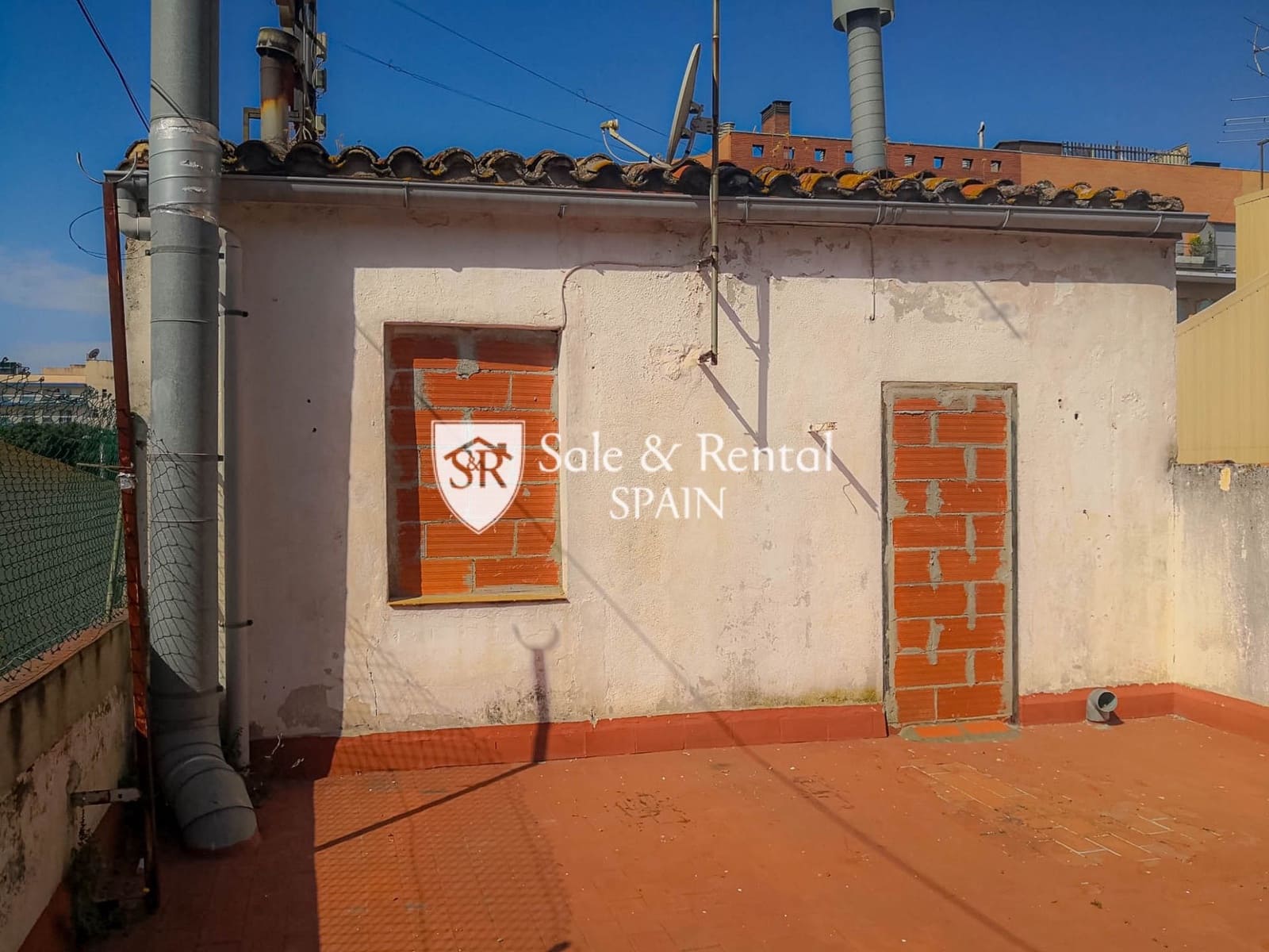 5 bedroom Villa for sale in Lloret de Mar - € 238,000 (Ref: 8579446)