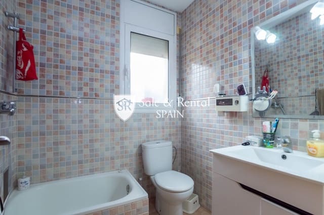 4 bedroom Villa for sale in Santa Susanna with garage - € 348,000 (Ref: 8842871)