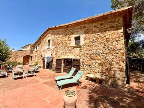 7 sypialnia Finka/Dom wiejski na sprzedaż w Miasto Girona z basenem garażem - 1 325 000 € (Ref: 9317158)