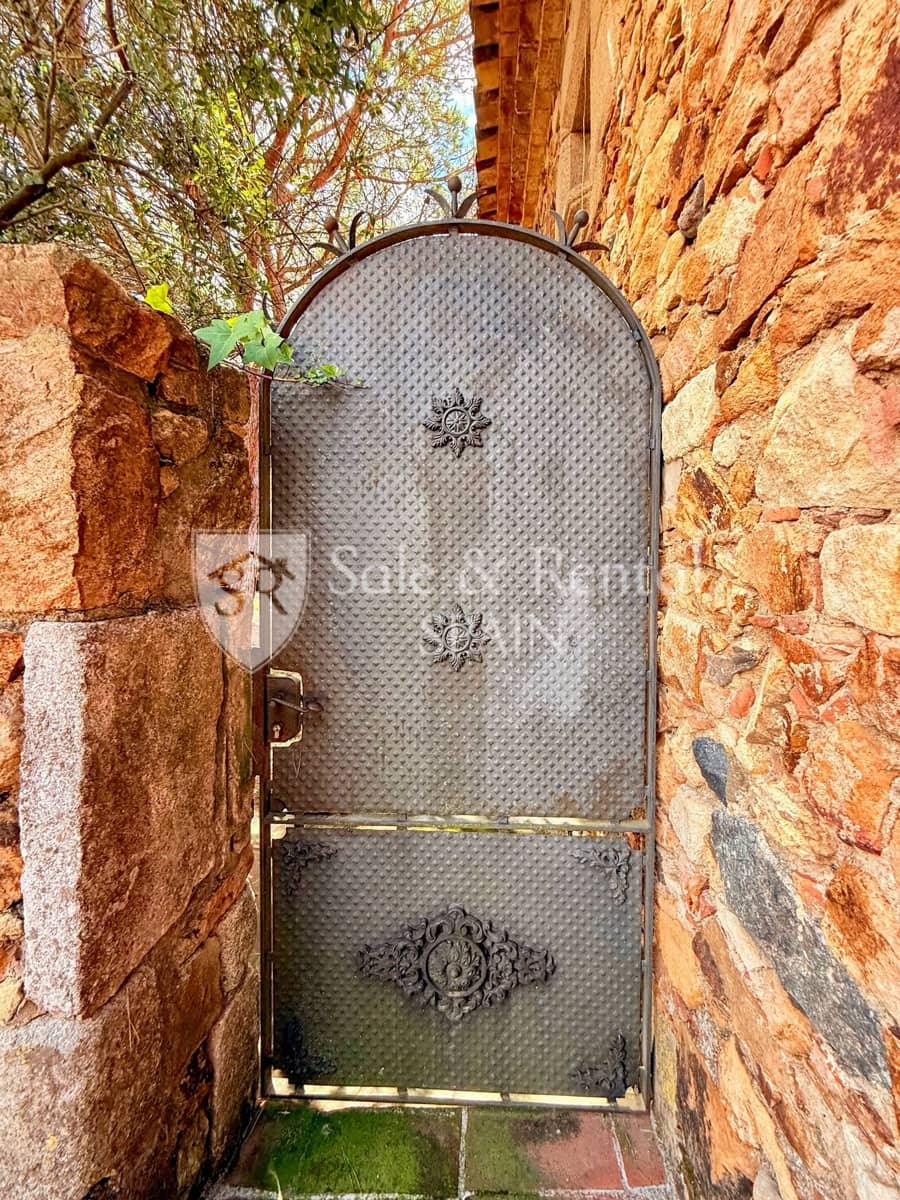 7 soveværelse Finca/Landehus til salg i Girona by med swimmingpool garage - € 1.325.000 (Ref: 9317158)