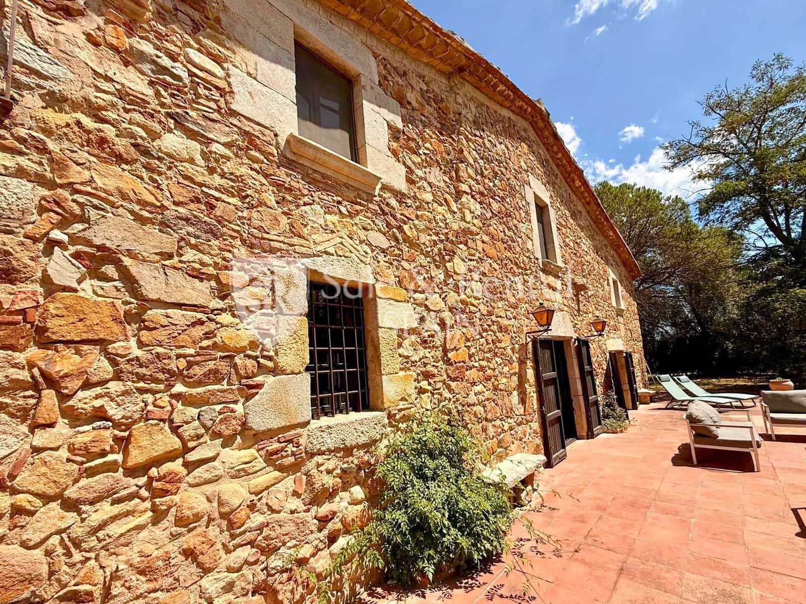 7 soveværelse Finca/Landehus til salg i Girona by med swimmingpool garage - € 1.325.000 (Ref: 9317158)