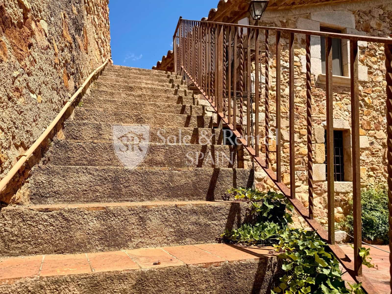 7 soverom Villa til salgs i Girona by med svømmebasseng garasje - € 1 325 000 (Ref: 9317159)