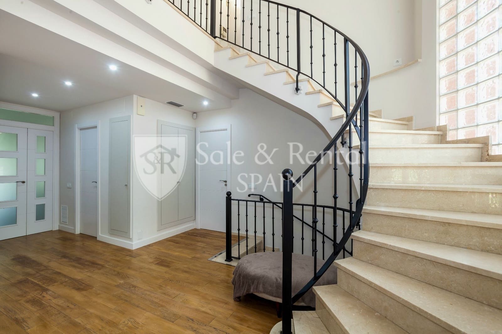 6 soverom Villa til salgs i Gava med svømmebasseng garasje - € 2 650 000 (Ref: 9398148)