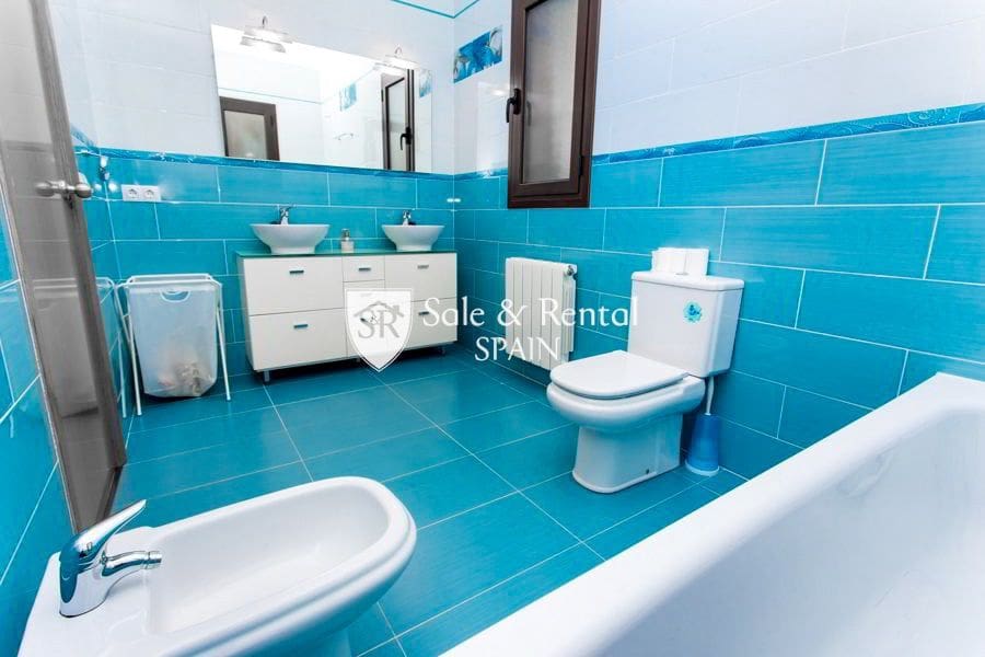 4 soverom Villa til salgs i Lloret de Mar med svømmebasseng - € 440 000 (Ref: 9421820)