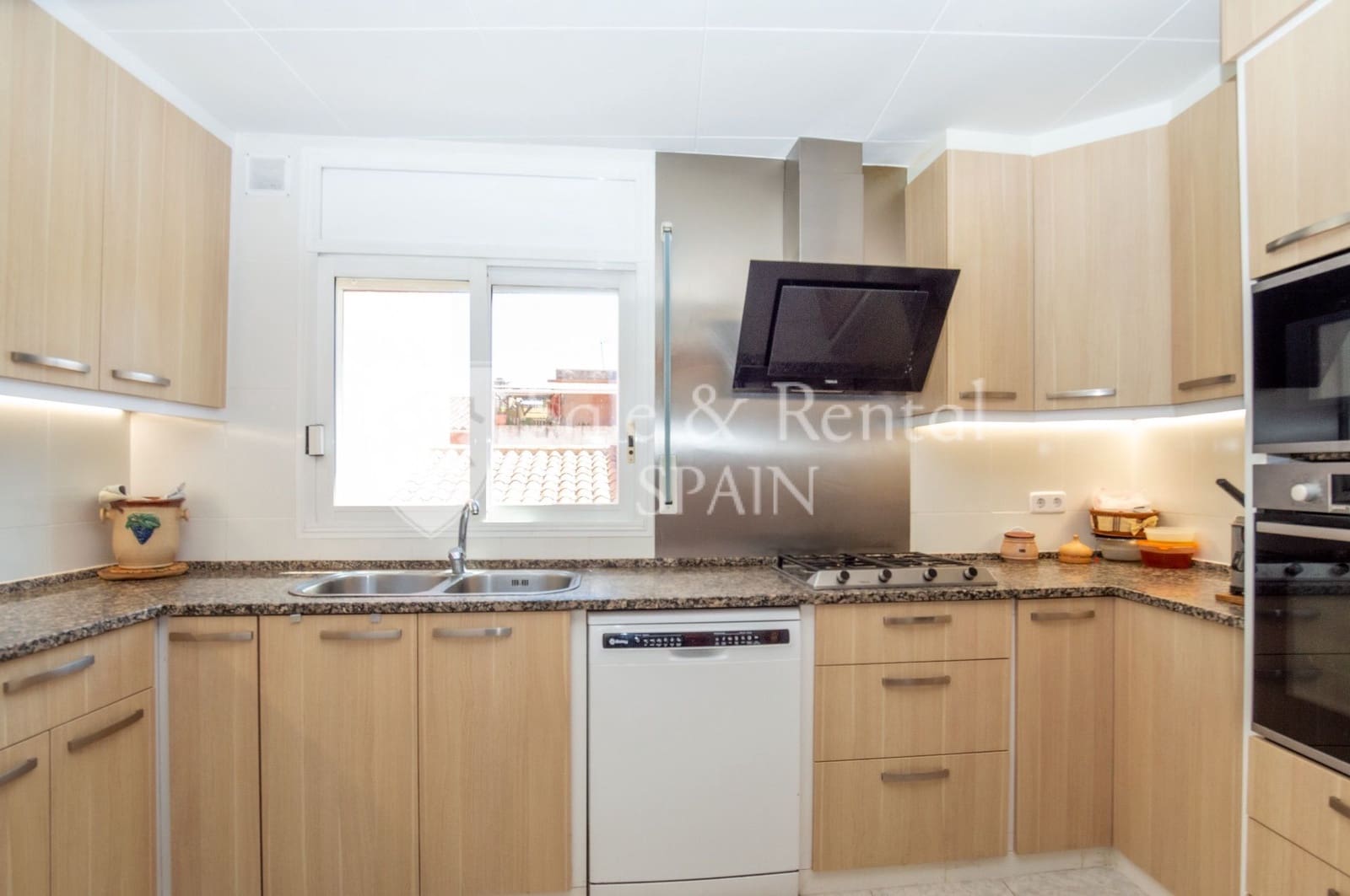 4 bedroom Villa for sale in Sant Feliu de Guixols with garage - € 450,000 (Ref: 9478536)