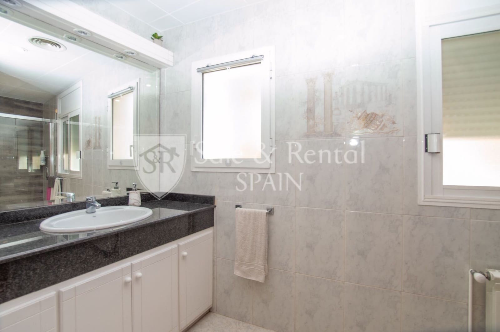 4 bedroom Villa for sale in Sant Feliu de Guixols with garage - € 450,000 (Ref: 9478536)