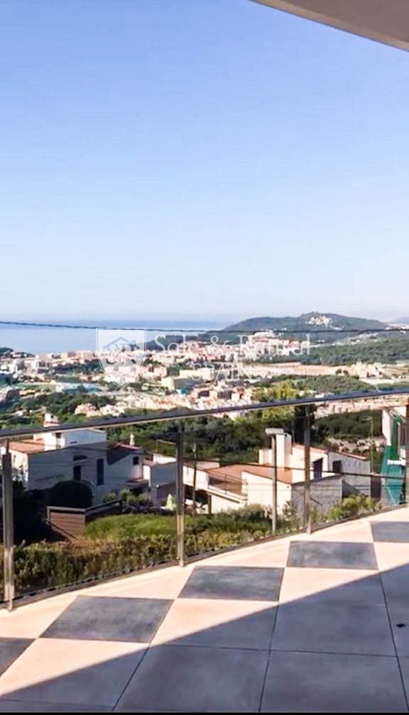 4 slaapkamer Villa te koop in Lloret de Mar met zwembad garage - € 795.000 (Ref: 9526057)