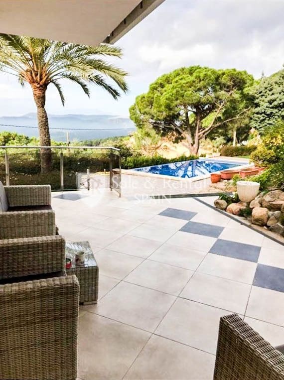 4 slaapkamer Villa te koop in Lloret de Mar met zwembad garage - € 795.000 (Ref: 9526057)